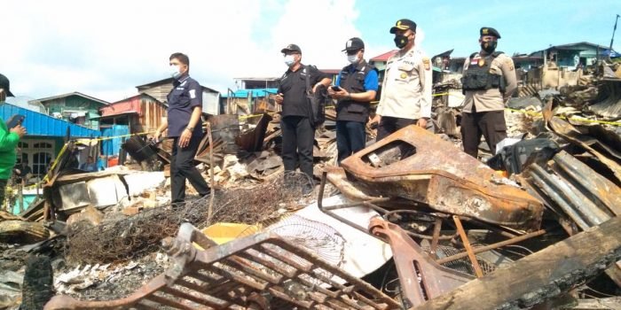 Tim Laboratorium Forensik (Labfor) Mabes Polri Cabang Surabaya melakukan olah Tempat Kejadian Perkara (TKP) di lokasi kebakaran Jumat (17/12/2021) siang. Foto : BorneoFlash.com/Eko.