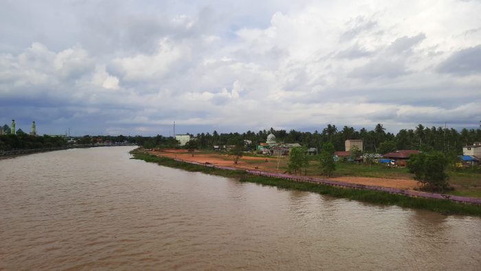 Proses pematangan lahan di kawasan wisata terpadu di Desa Sungai Tuak, Kecamatan Tanah Grogot, Kabupaten Paser, Kalimantan Timur, Jumat (17/12/2021). BorneoFlash.com/Fitriani. 