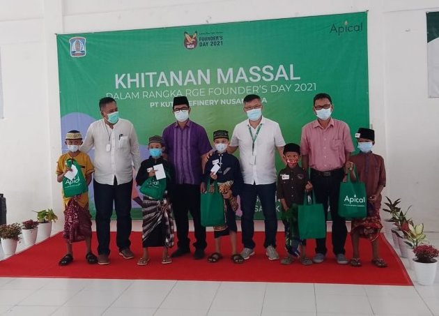 Apical Group Gelar Kegiatan menggelar kegiatan Bakti Sosial (Baksos) di sekitar wilayah operasional perusahaan Sabtu (18/12/2021). Foto : BorneoFlash.com/Eko.