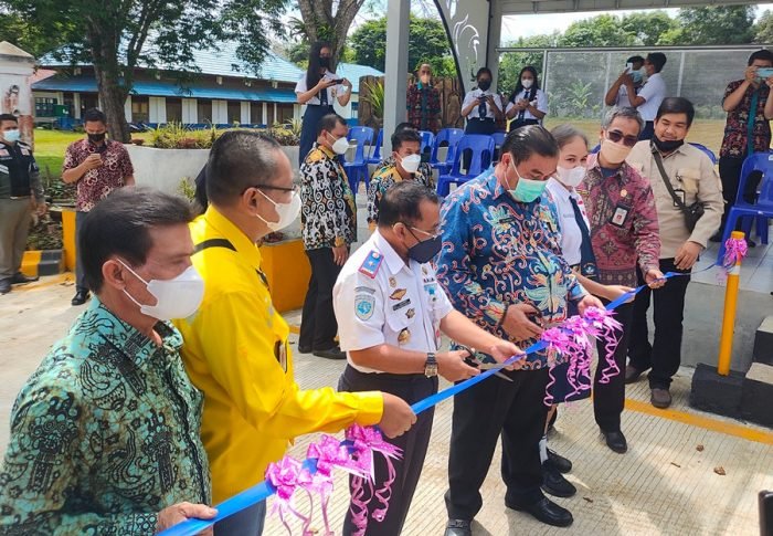 Bupati Kutai Barat, FX Yapan saat meresmikan salah satu halte bus angkutan karyawan milik perusahaan tambang batu bara PT Gunung Bara Utama (GBU) di Kecamatan Barong Tongkok Kabupaten Kutai Barat. Foto : BorneoFlash.com/Lilis Suryani.