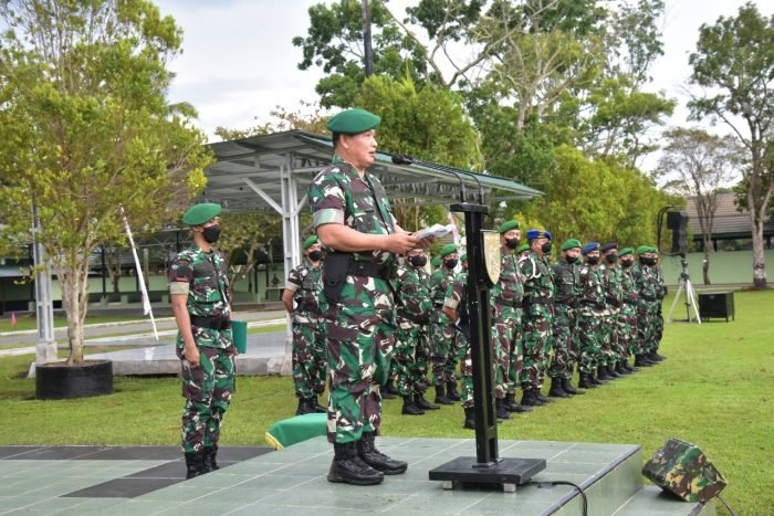 Inspektorat Kodam (Irdam) VI/Mlw Brigjen TNI Bambang Indrayanto memimpin Upacara Hari Infanteri ke-73 Tahun 2021 di Lapangan Upacara Markas Batalyon Infanteri Raider 600/Modang, Kelurahan Manggar, BalikpapanTimur pada Minggu (19/12/2021). Foto : HO/Pendam VI/Mlw.