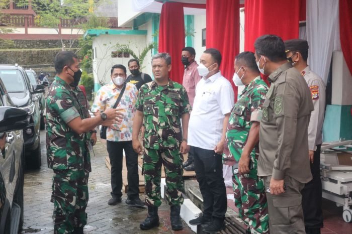 Pangdam VI/Mlw Mayjen TNI Teguh Pudjo Rumekso,M.Tr (Han) didampingi Danrem 092/Mrl Brigjen TNI Suratno,S I.P beserta Unsur Instansi terkait meninjau secara langsung di beberapa titik lokasi yang menjadi lokasi Kunjungan Kerja Presiden RI ,Senin(20/12/2021). Foto : HO/Pendam VI/Mlw.