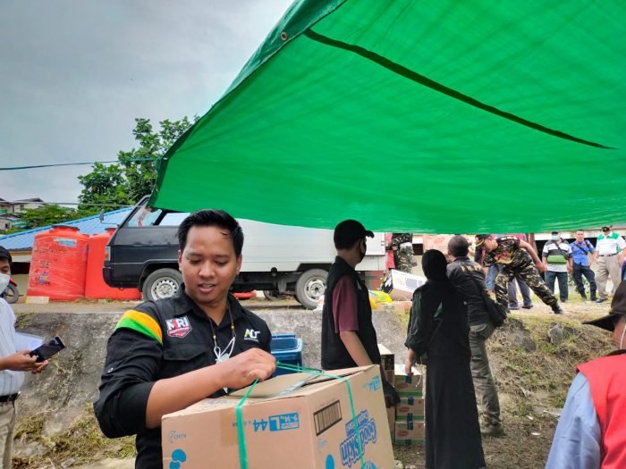 Tim Aksi Cepat Tanggap (ACT) Kalimantan Timur (Kaltim) mengantarkan bantuan pangan untuk korban kebakaran di Gunung Polisi Kota Balikpapan pada Rabu (15/12/2021). Foto : HO/ACT Kaltim.