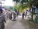 Akses jalan yang dilakukan Penutupan oleh seorang warga di RT 13 Kelurahan Gunung Samarinda, Balikpapan Utara, Langsung Lakukan Pembongkaran Oleh Satpol PP Balikpapan, Selasa (21/12/2021). Foto : BorneoFlash.com/Eko.
