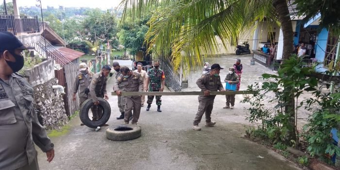 Akses Jalan Ditutup Warga, Satpol PP Langsung Lakukan Pembongkaran