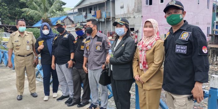 DPRD Komisi III Kota Balikpapan menggelar Inspeksi Mendadak (Sidak) menyasar permukiman warga pesisir atas air Kelurahan Marga Sari, Balikpapan Barat Selasa (21/12/2021). Foto : BorneoFlash.com/Eko.