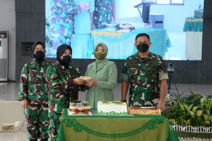 Komandan Korem 101/Antasari Brigjen TNI Firmansyah mengikuti perayaan hari ulang tahun ke-60 Korps Wanita Angkatan Darat (Kowad) di Aula Korem 101/Antasari. Rabu, (22/12/2021). Foto : HO/Penrem 101/Ant.