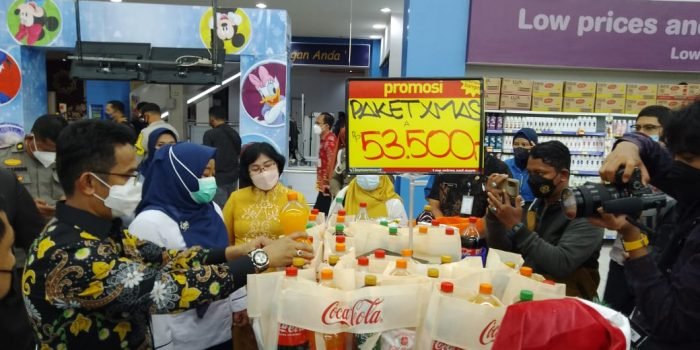 Wali Kota Balikpapan Rahmad Mas'ud didampingi Ketua DPRD Kota Balikpapan Abdulloh beserta sejumlah tim terpadu melakukan inspeksi mendadak (Sidak) di sejumlah pasar tradisional dan swalayan pada Rabu (22/12/2021). Foto : BorneoFlash.com/Eko.