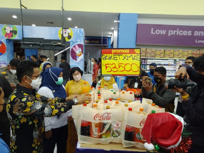 Wali Kota Balikpapan Rahmad Mas'ud didampingi Ketua DPRD Kota Balikpapan Abdulloh beserta sejumlah tim terpadu melakukan inspeksi mendadak (Sidak) di sejumlah pasar tradisional dan swalayan pada Rabu (22/12/2021). Foto : BorneoFlash.com/Eko.