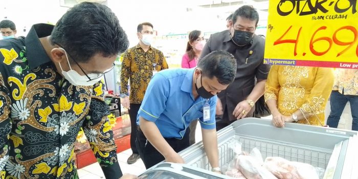 Wali Kota Balikpapan Rahmad Mas'ud didampingi Ketua DPRD Kota Balikpapan Abdulloh beserta sejumlah tim terpadu melakukan inspeksi mendadak (Sidak) ke Supermarket Hypermart, pada Rabu (22/12/2021). Foto : BorneoFlash.com/Eko.