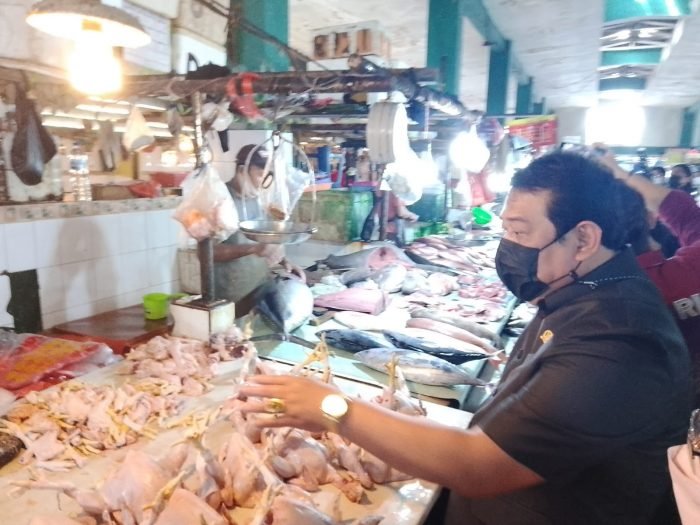 Ketua Dewan Perwakilan Rakyat Daerah (DPRD) Kota Balikpapan, Abdulloh Saat sidak jelang Natal dan Tahun Baru di Pasar Klandasan, Rabu (22/12/2021) pagi. Foto : BorneoFlash.com/Eko.