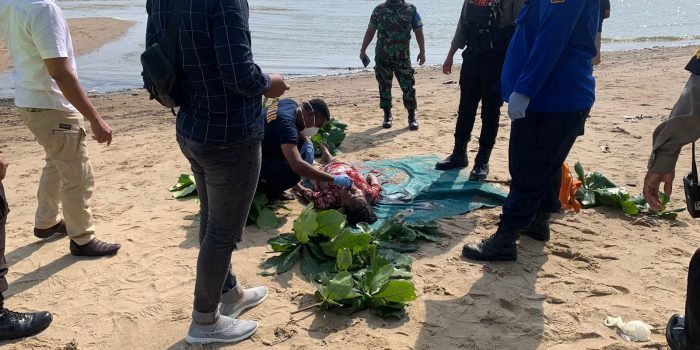 Penemuan jasad wanita di bibir pantai Sepinggan Raya (Seraya) membuat geger warga Rabu (22/12/2021) sekira pukul 14.30 wita. Foto : BorneoFlash.com/Eko.