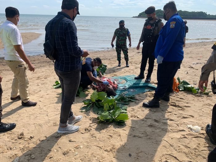 Penemuan jasad wanita di bibir pantai Sepinggan Raya (Seraya) membuat geger warga Rabu (22/12/2021) sekira pukul 14.30 wita. Foto : BorneoFlash.com/Eko.