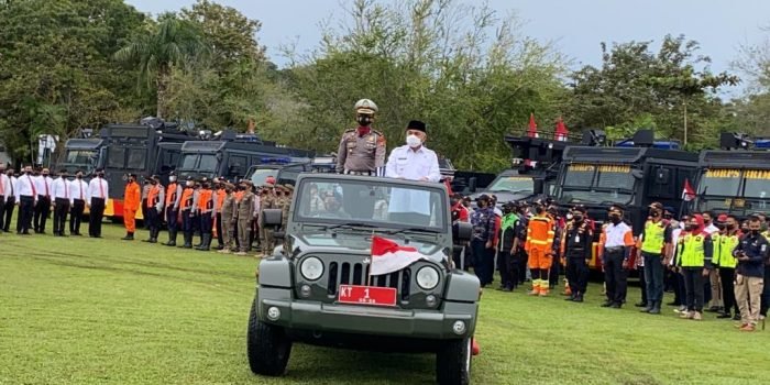 Gubernur Kaltim Isran Noor , saat mengecek personel dalam apel gelar pasukan yang berlangsung di Lapangan Merdeka, Balikpapan, Kamis (23/12/2021) pagi. Foto : BorneoFlash.com/Eko.    