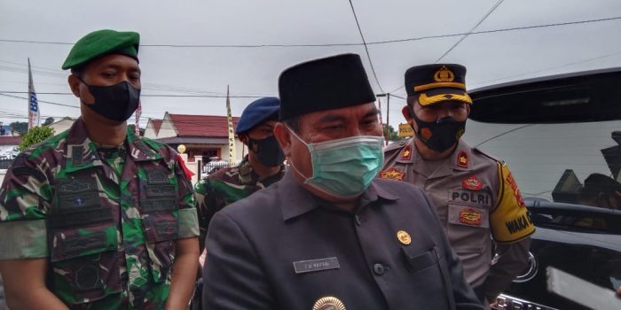 Bupati Kutai Barat FX Yapan menjelaskan tujuan pelarangan terhadap Aparatur Sipil Negara di lingkungan pemerintah Kutai Barat untuk tidak keluar daerah saat libur Natal dan tahun baru nanti. Foto : BorneoFlash.com/Lilis Suryani.