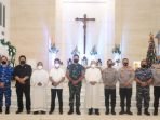 Pangdam VI/Mulawarman Mayjen TNI Teguh Pudjo Rumekso bersama Kapolda Kaltim Irjen Pol Rudolf Nahak serta Walikota Balikpapan Rahmad Mas’ud serta sejumlah pejabat Forkopimda Kota Balikpapan mengecek langsung keamanan ibadah perayaan malam Natal 2021, pada Jumat malam (24/12/2021). Foto : HO/Pendam VI/Mlw.