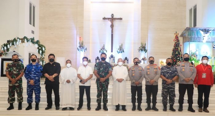 Pangdam VI/Mulawarman Mayjen TNI Teguh Pudjo Rumekso bersama Kapolda Kaltim Irjen Pol Rudolf Nahak serta Walikota Balikpapan Rahmad Mas’ud serta sejumlah pejabat Forkopimda Kota Balikpapan mengecek langsung keamanan ibadah perayaan malam Natal 2021, pada Jumat malam (24/12/2021). Foto : HO/Pendam VI/Mlw.