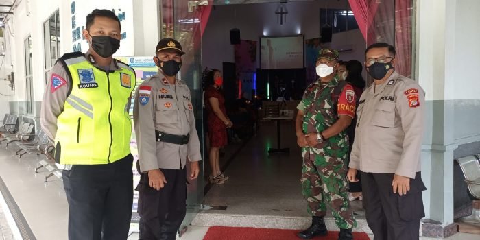Jajaran TNI-Polri bersinergi mengamankan jalannya perayaan Natal di sejumlah gereja di Kota Tarakan,Sabtu(25/12/2021). Foto : HO/Pendam VI/Mlw.
