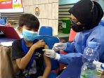 Dinas Kesehatan Kota (DKK) Melaksanakan vaksinasi untuk anak usia 6- 11 tahun. Foto : BorneoFlash.com/Eko,