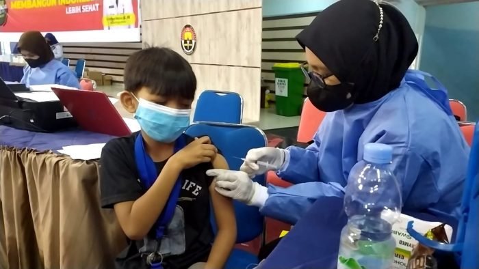 Dinas Kesehatan Kota (DKK) Melaksanakan vaksinasi untuk anak usia 6- 11 tahun. Foto : BorneoFlash.com/Eko,