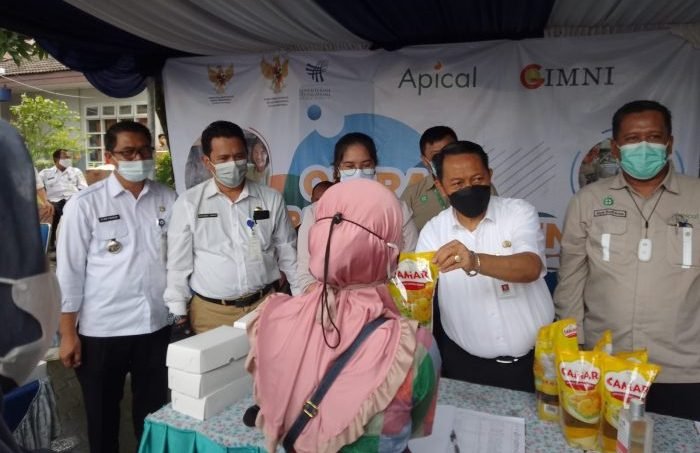 Kepala Dinas Perdagangan Kota Balikpapan, Arzaedi Rachman bersama dengan unsur forkopimcam dan management PT KRN secara simbolis buka kegiatan Operasi Minyak Pasar Goreng di halaman kantor Kecamatan Balikpapan Barat, Rabu (29/12/2021). Foto : BorneoFlash.com/Eko.