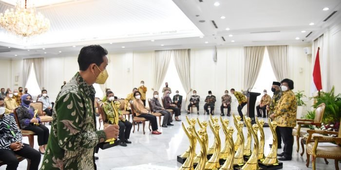Penyerahan penghargaan bagi Predikat Hijau dan Emas Proper 2021 kepada PHKT yang dilaksanakan di Istana Wakil Presiden, Jakarta Pusat, Selasa (28/12/2021). Foto : HO.
