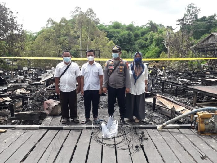 Pemerintah Kampung Muara Kedang bersama Polsek setempat saat meninjau lokasi kebakaran yang terjadi pada Rabu (29/12/2021) sekitar pukul 04.10 Wita dan hanya menyisakan puing-puing dari rumah yang terbakar. Foto : HO.