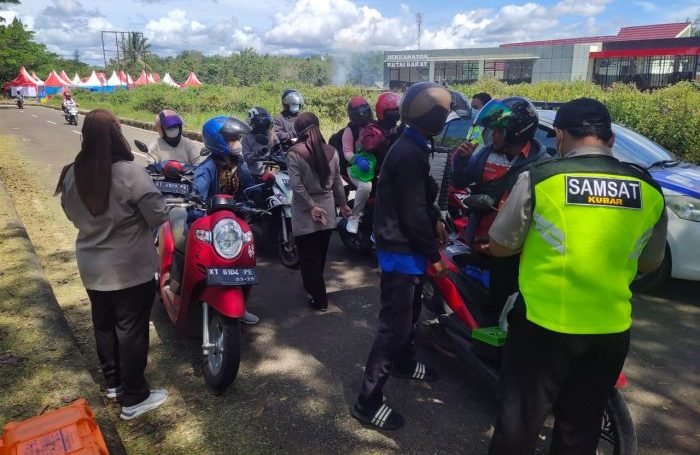 Operasi gabungan kembali dilakukan oleh Unit Pelaksana Teknis Daerah (UPTD) Pelayanan Pajak dan Retribusi Daerah (PPRD) wilayah Kutai Barat (Kubar), Sistem Administrasi Manunggal Satu Atap (Samsat) bersama Satuan Lalu Lintas (Satlantas) Kepolisian Resort (Polres) Kubar mengadakan sosialisasi program keringanan pajak. Foto : BorneoFlash.com/Lilis Suryani.