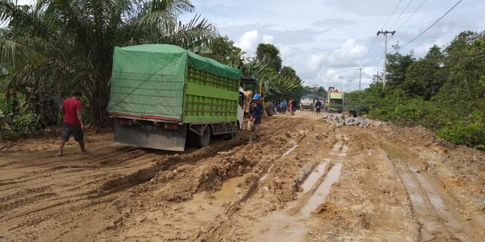 Jalan Poros Kukar-Kubar Rusak Parah, Sebabkan Antrean Panjang dan Terbaliknya Kendaraan