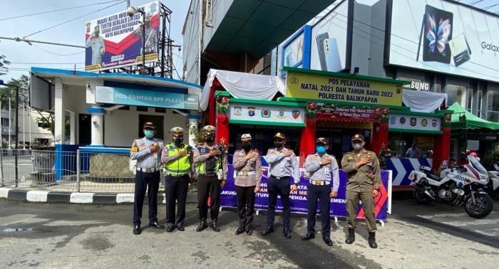 Kasat Lantas Polresta Balikpapan AKP Retno Ariani bersama Petugas Gabungan di Pos Pelayanan Natal 2021 dan Tahun Baru 2022 di simpang Plaza Balikpapan Kamis (30/12/2021).Foto : BorneoFlash.com/Eko.