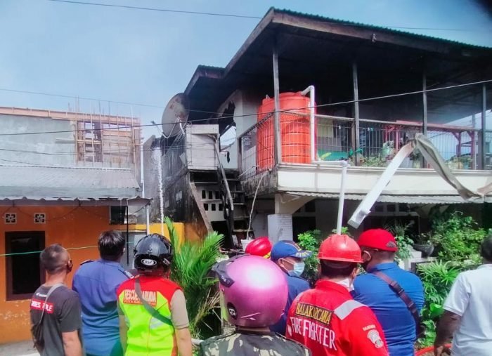 Satu bangunan di kawasan Perum Perusda RT 35 Nomor M1 23 kelurahan Sepinggan Baru, kecamatan Balikpapan Selatan nyaris terbakar habis pada Kamis (30/12/2021) sekitar pukul 09.50 pagi. Foto : BorneoFlash.com/Eko.
