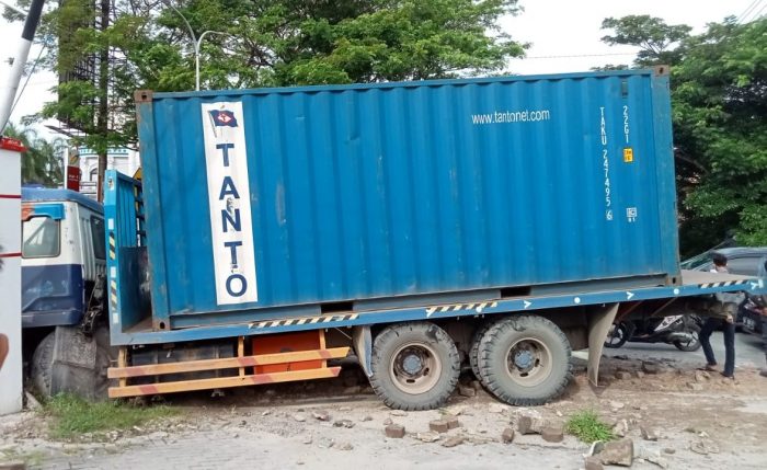 Truk kontainer yang bermuatan keramik lepas kendali di Jalan MT Haryono menuju simpang Traffic light Balikpapan Baru, Jumat (31/12/2021) pagi. Foto : BorneoFlash.com/Eko.