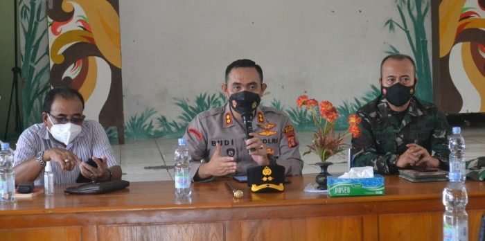 Kapolres Paser AKBP Kade Budiyarta SIK memimpin Rapat Koordinasi (Rakor) persiapan pelaksanaan vaksinasi terhadap anak usia 6-11 tahun di Aula  SMP Negeri 2 Tanah Grogot, Sabtu (15/1/2022). Foto : HO/Humas Polda Kaltim.