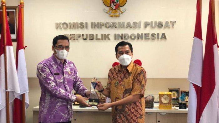 Kaltim menjadi satu-satunya provinsi di Kalimantan yang meraih predikat badan publik informatif tertinggi 2021, Prestasi ini jadi kado manis di HUT ke-65 Pemprov Kaltim. Foto : HO/Diskominfo Kaltim.