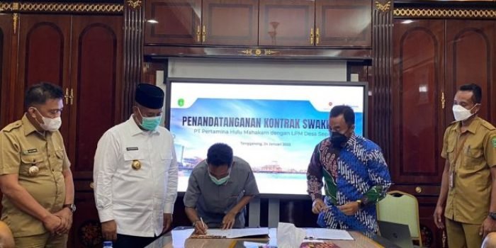 Ketua LPM Desa Sepatin menandatangani kontrak swakelola. Foto : HO/PHM.