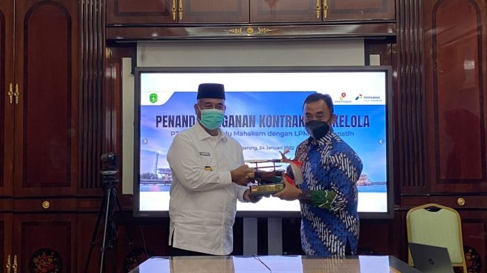 PHM memberikan cinderamata kepada Bupat Kutai Kertanegara. Foto : HO/PHM.