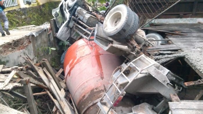 Satu unit truk molen terperosok dan menimpa sebuah rumah di kawasan Gang Surya Rt 8 Kelurahan Klandasan Ilir Balikpapan Kota pada Selasa (4/1/2022) siang. Foto : BorneoFlash.com/Eko.