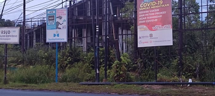 Lokasi Lima orang pekerja pemasangan tiang internet di Jalan Syarifuddin Yoes, BSCC Dome tersengat aliran listrik tegangan tinggi pada Selasa (4/1/2022) sekitar pukul 17.00 Wita. Foto : BorneoFlash.com/Eko.