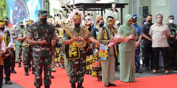 Kepala Staf Angkatan Darat (Kasad) Jenderal TNI Dudung Abdurachman, S.E., M.M., Disambut Tradisi Tepung Tawar. Foto : HO/Pendam VI/Mlw.