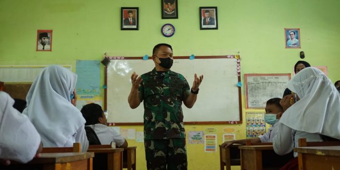 Kepala Staf Angkatan Darat (Kasad) Jenderal TNI Dudung Abdurachman, S.E., M.M., Semangati Anak SD Saat Disuntik Vaksin, di SDN 006 Aji Kuning, Kecamatan Sebatik Tengah, Kabupaten Nunukan Provinsi Kalimantan Utara, Kamis (6/1/2022). Foto : HO/Dispenad.