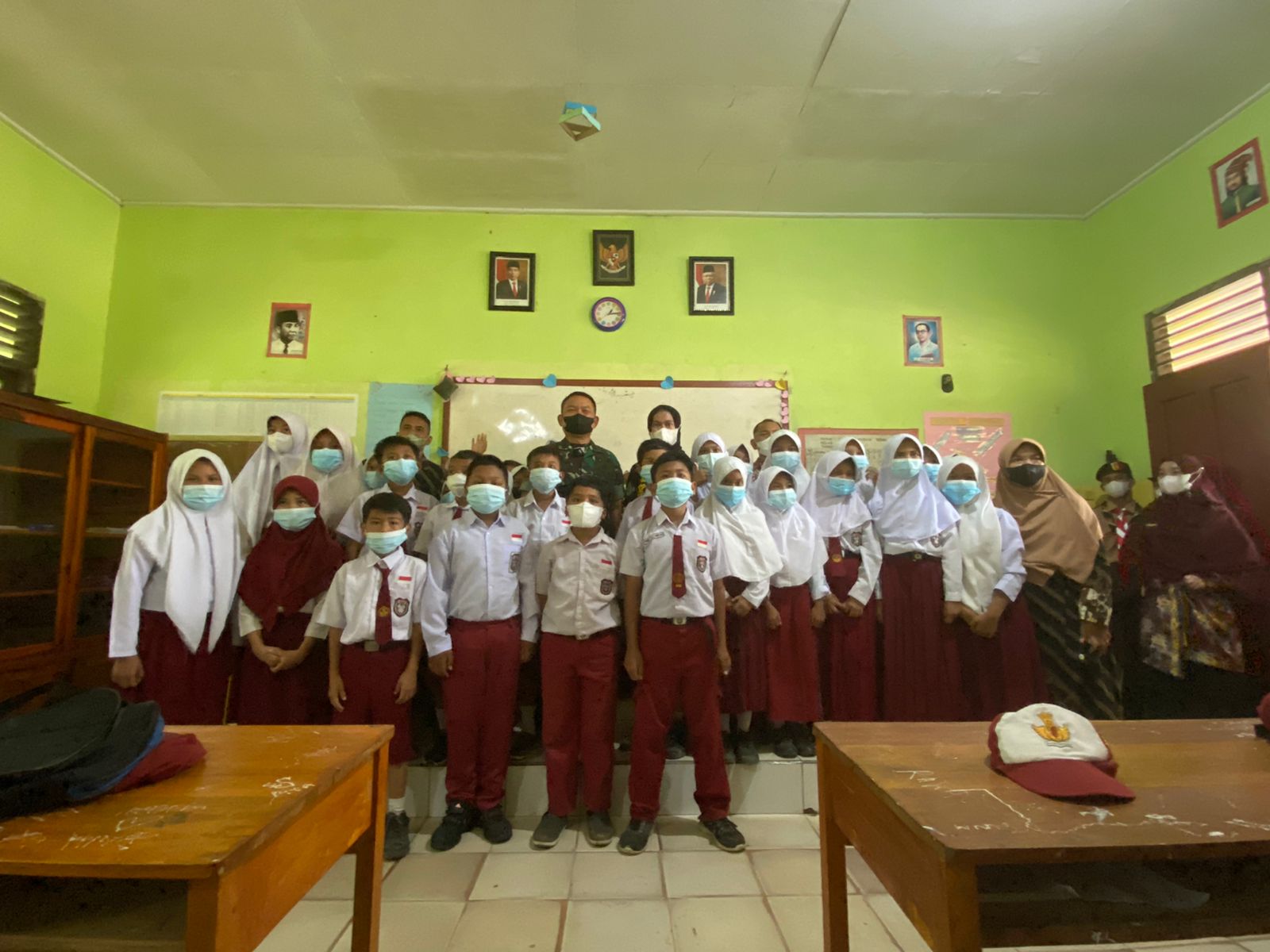 Kepala Staf Angkatan Darat (Kasad) Jenderal TNI Dudung Abdurachman, S.E., M.M., juga meninjau pelaksanaan vaksinasi Covid-19 anak usia 6-11 tahun di SDN 006 Aji Kuning, Kecamatan Sebatik Tengah, Kabupaten Nunukan Provinsi Kalimantan Utara, Kamis (6/1/2022). Foto : Dispenad.