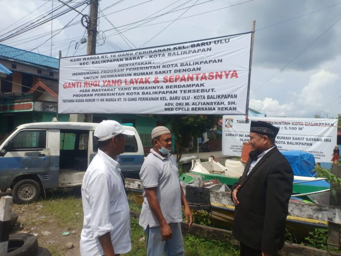 Kuasa Hukum Oki M Alfiansyah (Jas Hitam) Bersama Warga RT 16 Baru Ulu, Jumat (7/1/2021). Foto : BorneoFlash.com/Eko.