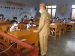 Wabup Kubar, Edyanto Arkan bersama Disdikbud Kubar saat memantau beberapa sekolah di kawasan ibu kota kabupaten dalam persiapan melaksanakan PTM terbatas untuk awal semester genap tahun 2022 ini. Foto : HO.