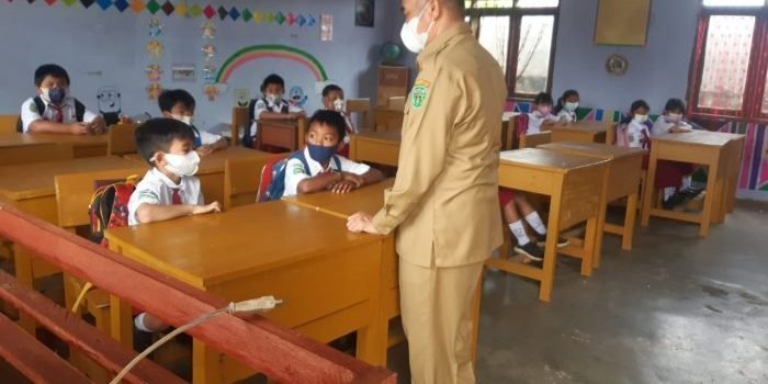 Wabup Kubar, Edyanto Arkan bersama Disdikbud Kubar saat memantau beberapa sekolah di kawasan ibu kota kabupaten dalam persiapan melaksanakan PTM terbatas untuk awal semester genap tahun 2022 ini. Foto : HO.