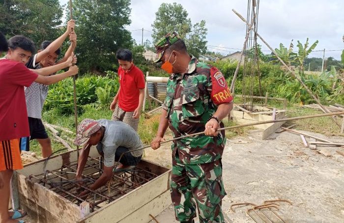 Babinsa Koramil 0907/03 Tarbar Sertu Safi'i menyempatkan diri membantu warga binaannya dalam pengecoran Slop Pondasi TPA/TPQ di RT.45 Kelurahan Karang Anyar, Kalimantan Utara, Minggu(9/1/2022). Foto : HO.