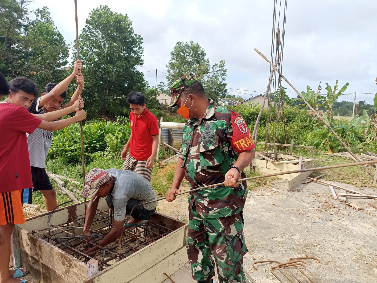 Turut Serta Bangun TPA/TPQ, Wujud Kedekatan Babinsa Koramil 0907/03 Tarbar dengan Warga Binaan
