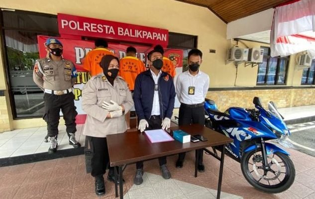 Kasat Reskrim Polresta Balikpapan Kompol Rengga Puspo Saputro dalam konferensi pers kasus Tiga Oknum Polisi Gadungan di Halaman Mapolresta Balikpapan Senin (10/1/2022). Foto : BorneoFlash.com/Eko.