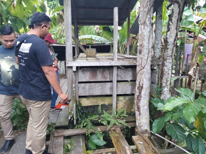 .Kandang yang dibuatkan oleh keluarga Kamsiah untuk menempatkan buaya yang panjangnya hampir mencapai 4 meter ini menarik minat beberapa orang luar kampung untuk bisa melihat buaya tersebut. Foto : HO. Kandang yang dibuatkan oleh keluarga Kamsiah untuk menempatkan buaya yang panjangnya hampir mencapai 4 meter ini menarik minat beberapa orang luar kampung untuk bisa melihat buaya tersebut. Foto : HO.
