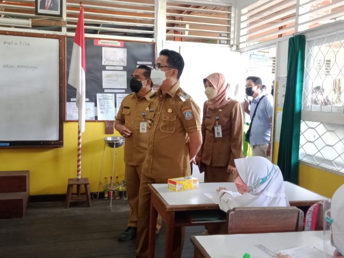 Wali Kota Balikpapan Rahmad Mas’ud meninjau secara langsung Pembelajaran Tatap Muka (PTM) 100 persen di beberapa sekolah di Balikpapan Selasa (11/1/2022). Foto : BorneoFlash.com/Eko.