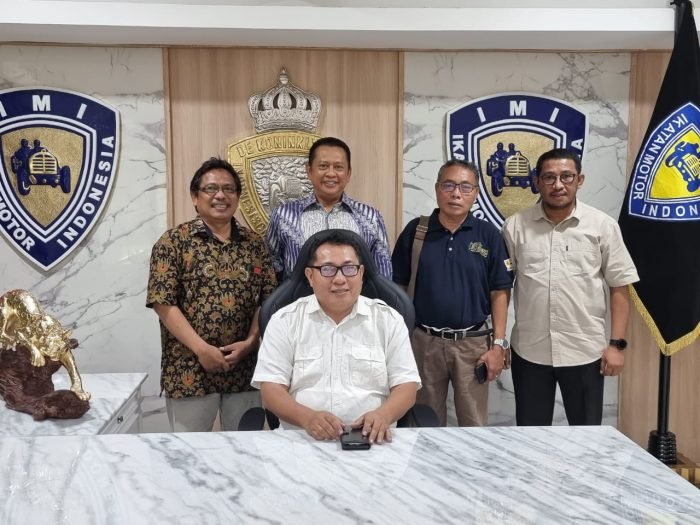 Ketua Umum Serikat Media Siber Indonesia (SMSI) Pusat Firdaus didampingi Sekretaris Jenderal SMSI Mohammad Nasir dan wakil Sekjen SMSI Yono Hartono serta Syamsul Rizal Dewan Pembina SMSI Pusat. menemui Ketua Majelis Permusyawaratan Rakyat (MPR) RI Bambang Soesatyo, di bilangan Senayan, Jakarta Pusat, Rabu, (12/1/2022). Foto : HO/SMSI Pusat.